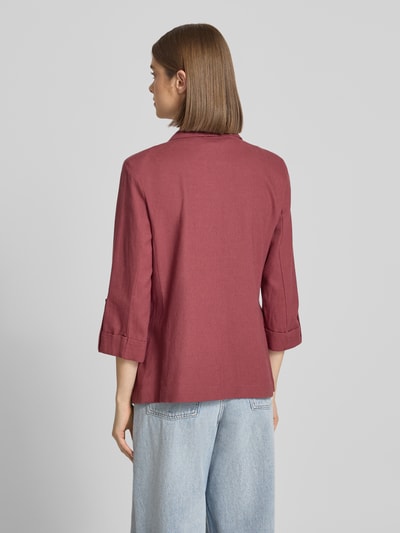 Frauenmodel trägt Relaxed Fit Blazer aus Viskose-Leinen-Mix Modell 'GOA' von Only in Uni-Rot mit Reverskragen und 3/4-Arm, Ganzkörperansicht Rückansicht.