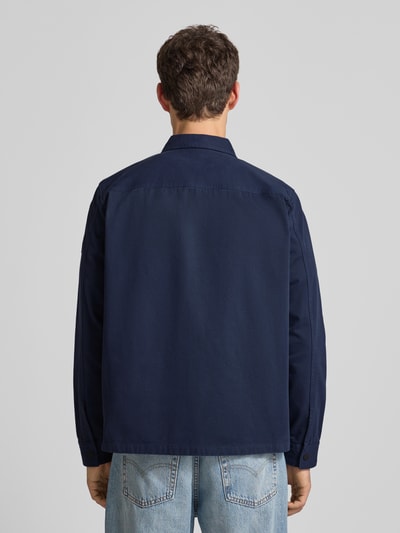 Männermodel trägt Regular Fit Hemdjacke aus reiner Baumwolle Modell 'M_LORUM' von BOSS Orange, Optik: Unifarben, Ganzkörperansicht Rückansicht.