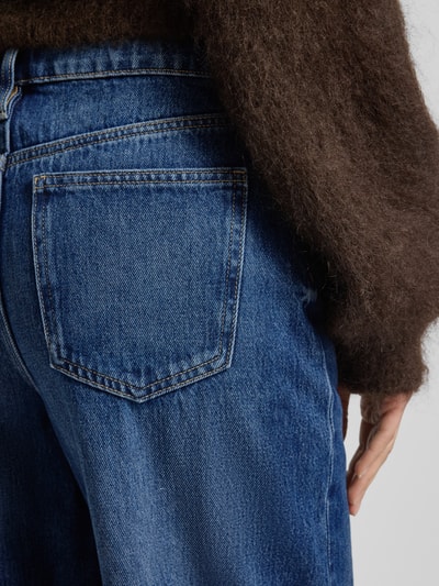 Frauenmodel trägt Wide Fit Jeans im 5-Pocket-Design von Mango aus Reine Baumwolle in Blau, sichtbare Textur, Detailaufnahme Rückansicht.