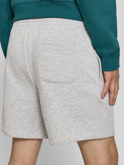 New Balance Relaxed Fit Shorts mit Logo-Stitching Hellgrau 3