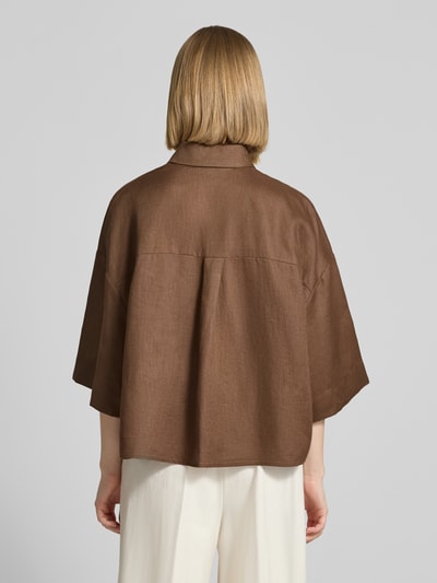 Frauenmodel trägt Boxy Fit Leinenbluse mit 3/4-Arm Modell 'RITO' von MM by Max Mara, Optik: Unifarben, Rückenpasse, reines Leinen, Ganzkörperansicht Rückansicht
