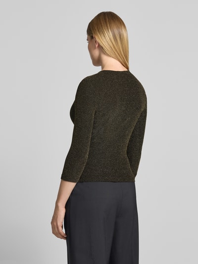 Frauenmodel trägt Schimmerndes Blusenshirt mit V-Ausschnitt von Christian Berg Woman Selection, Material-Mix mit Stretch-Anteil, krój slim fit, schimmernde Textur, Rückenlänge 55 cm, Ärmellänge 47 cm, Ganzkörperansicht Rückansicht