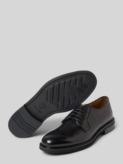 Produktfoto, glanzend zwart gecoat leer, afgeronde vorm, vetersluiting, label in reliëf, structuurzool, Derby aus Leder mit Label-Prägung Modell 'UMMO' van CG – CLUB of GENTS, heren, hakhoogte maat 44: 3 cm, schachthoogte maat 44: 7 cm, schachtbreedte maat 44: 10 cm.