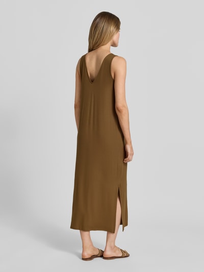 Modelka kobieca nosi brązową sukienkę casualową Slim Fit Freizeitkleid aus Viskose-Mix von Armedangels, gładka faktura, widok całego ciała z tyłu.