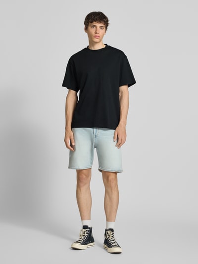 Männermodel trägt T-Shirt mit Rundhalsausschnitt Modell 'EURBAN EDGE' von Jack & Jones, Reine Baumwolle, Modern Fit, Herren T-Shirt, Ganzkörperansicht von vorne.