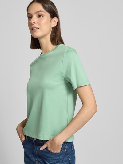 Frauenmodel trägt Basic T-Shirt mit Rundhalsausschnitt von Christian Berg Woman in Mintgrün, unifarben, reine Baumwolle, Regular Fit, Ganzkörperansicht von vorne.