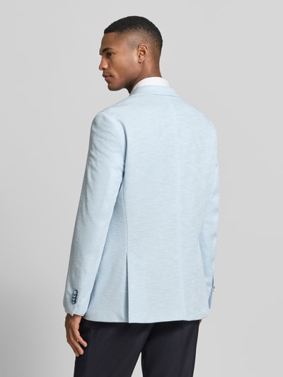 Męski model nosi Slim Fit 2-Knopf-Sakko mit Pattentaschen von MCNEAL, mieszanka bawełny, fakturowany wzór, kołnierz z połami, kieszenie z patką, długość tyłu 75 cm, szerokość w rozmiarze 50: 45 cm, długość rękawa 65 cm, jasnoniebieski, faktura widoczna, całkowity widok z tyłu.