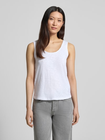 Frauenmodel trägt Regular Fit Top aus reiner Baumwolle von Marc O'Polo in Weiß, unifarben, ärmellos, Rundhalsausschnitt, Ganzkörperansicht von vorne.
