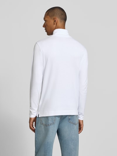 Männermodel trägt Regular Fit Longsleeve aus reiner Baumwolle mit Rollkragen von Christian Berg Men in Weiß, Rückenlänge 70 cm, Ganzkörperansicht Rückansicht.