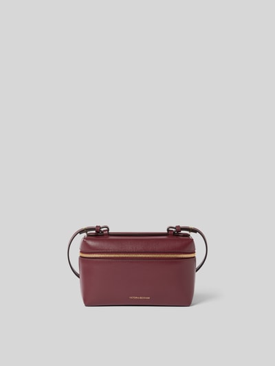 Produktfoto, Crossbody Bag aus echtem Leder von Victoria Beckham in Dunkelrot mit Rundum-Reißverschluss, Label-Print metallic, Hauptfach, verstellbarer Schulterriemen mit Dornschließe, Maße 21x13x7 cm