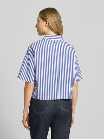 Männermodel trägt Regular Fit Hemdbluse mit Umlegekragen Modell 'Bette' von JOOP!, elastischer Baumwoll-Mix, gestreift, Rückansicht, krój regular fit, półrękaw, kieszeń na piersi, długość tyłu w rozmiarze 36: 52 cm, długość rękawa w rozmiarze 36: 28 cm