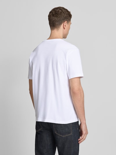 Männermodel trägt T-Shirt mit Logo und Rundhalsausschnitt von GAP, Herren T-Shirt aus Reine Baumwolle, Regular-Fit, Rückenlänge 66 cm, Ganzkörperansicht Rückansicht
