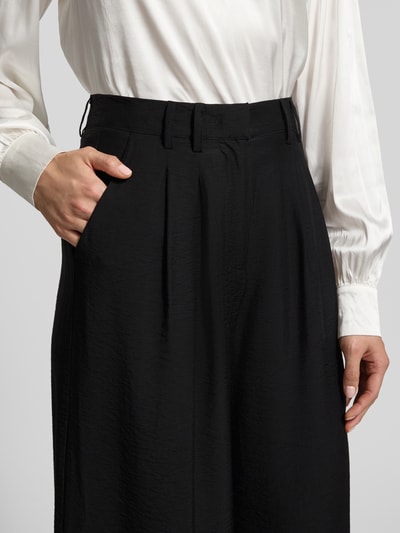 Frauenmodel trägt Stoffhose mit französischen Eingrifftaschen Modell 'FINJA' von GUIDO MARIA KRETSCHMER WOMAN, Viskose-Mix, Nahaufnahme Oberkörper.