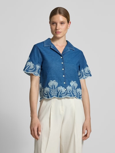 Frauenmodel trägt Regular-Fit Bluse mit Stitchings Modell 'PETRA' von Guess, Reverskragen, Knopfleiste, blaue und weiße Muster, Damen Bluse, Rückenlänge 55 cm, Ärmellänge 24 cm, Nahaufnahme Oberkörper.