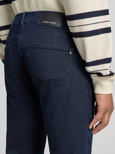 Mężczyznamodel nosi Jeans mit Eingrifftaschen Modell 'Lyon' von Pierre Cardin, bawełniany miks ze stretchem, krój tapered fit, light denim, tylna część spodni z widocznymi kieszeniami, szerokość w rozmiarze 32/32: 42 cm, długość nogawki od wewnątrz: 82 cm, detaliczne ujęcie tylnej części.