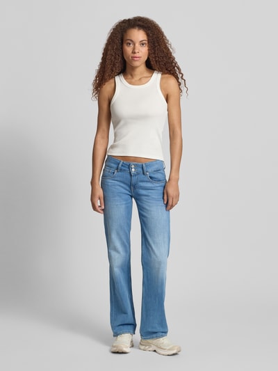 Frauenmodel trägt Straight Fit Jeans aus Baumwoll-Mix Modell 'VENUS' von Pepe Jeans in klassischer Denim-Optik, 5-Pocket-Design, Kontrast-Nähte, Label-Patch und Nieten, Ganzkörperansicht von vorne.