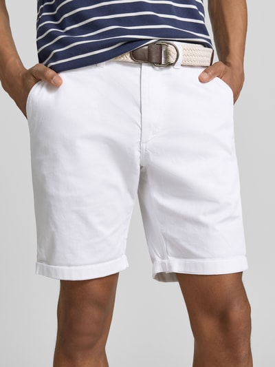 Männermodel trägt weiße Bermudas mit Gürtel und Eingrifftaschen von MCNEAL, Baumwoll-Mix, Straight Fit, Nahaufnahme Oberschenkel.
