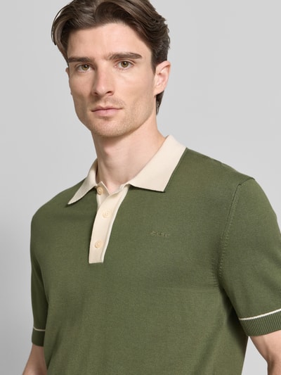 Männermodel trägt Slim Fit Poloshirt mit Logo-Stitching von Gant, Baumwoll-Modal-Mix, polokragen, kurze knopfleiste, ganzkörperansicht von vorne