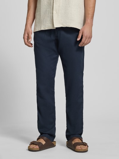 Mannenmodel draagt Relaxed Fit Hose aus Baumwoll-Leinen-Mix Modell 'KANE' van Jack & Jones, donkerblauw, elastische tailleband, koordsluiting, achterzakken, katoen-linnenmix, relaxed fit, taillewijdte maat M 42 cm, binnenbeenlengte maat M 82 cm, frontale opname van het onderlichaam.