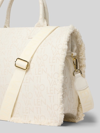 Produktfoto, Handtasche mit Label-Stitchings Modell 'SHYLA' von VALENTINO BAGS in Creme mit Fransen, Hauptfach mit Reißverschluss, kurze Tragegriffe, verstellbarer Schultergurt, Reißverschlusstasche innen, Maße 41 cm Breite, 31 cm Länge, 17 cm Tiefe, Schulterriemen 110 cm