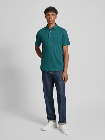 Männermodel trägt Slim Fit Poloshirt aus Leinen-Elasthan-Mix von OLYMP Level Five, Herren, Knopfleiste, 1/2-Arm, Rückenlänge 70 cm, Ganzkörperansicht von vorne.