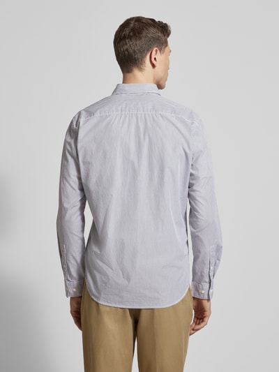 Männermodel trägt Regular Fit Freizeithemd aus reiner Baumwolle von Marc O'Polo mit Allover-Streifenmuster, Ganzkörperansicht Rückansicht.