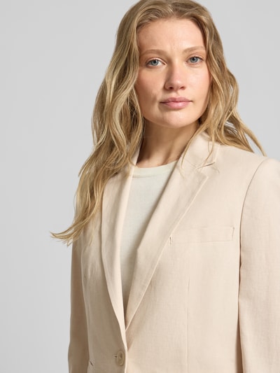 Vrouwenmodel draagt Regular Fit Blazer aus Leinen-Mix met paspelzakken van Christian Berg Woman Selection, mix van katoen en linnen, regular fit, reverskraag, borstwijdte 46 cm, ruglengte 60 cm, mouwlengte 60 cm, nahaufnahme bovenlichaam.