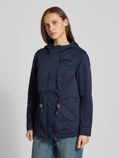 Vrouwenmodel draagt Regular Fit Parka met katoen-aandeel Model 'LORCA' van ONLY, look: effen, canvas structuur, kleur donkerblauw. Ganzelijke vooraanzicht.
