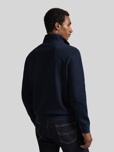 Männermodel trägt Relaxed Fit Troyer aus Baumwoll-Mix von Polo Ralph Lauren in Dunkelblau, glatte Struktur, Ganzkörperansicht Rückansicht.