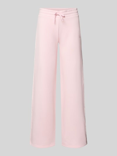 Produktfoto, Wide Fit Sweatpants aus Baumwoll-Mix von REVIEW in Hellrosa mit elastischem Bund, Bordüre und Label-Stitching auf grauem Hintergrund