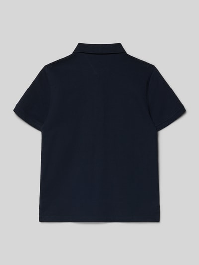 Produktfoto, Koszulka polo z logo-stickerei od Tommy Hilfiger, mieszanka bawełny i elastanu, prosty krój, pika, prążkowany kołnierzyk polo, krótkie rękawy z prążkowanymi wykończeniami, boczne rozcięcia u dołu, długość tyłu przy rozmiarze 14: 63 cm