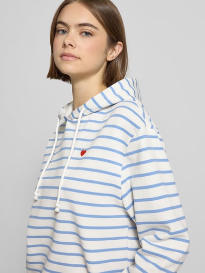 Frauenmodel trägt Loose Fit Hoodie aus Baumwoll-Mix Modell 'CHILLI' von Pieces, mehrfarbige Optik, gestreift, Label-Stitching, Motiv-Stitching, Kapuze mit Tunnelzug, Langarm, Ärmelabschluss gerippt, Nahaufnahme Oberkörper.