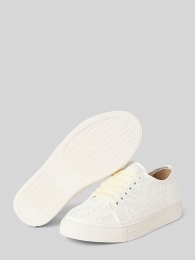 Produktfoto, Schnürschuhe mit strukturierter Sohle von Happy Girls in Weiß, abgerundete Spitze, Schnürverschluss, strukturierte Sohle, feine Oberflächenstruktur, Absatzhöhe 2 cm, Schafthöhe 4 cm, Schaftweite 5 cm.
