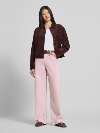 Frauenmodel trägt Regular Fit Cordbluse mit Stretch-Anteil von someday in Dunkelbraun, Struktur leicht samtig, Brusttasche, vorne geknöpft, Ganzkörperansicht von vorne.