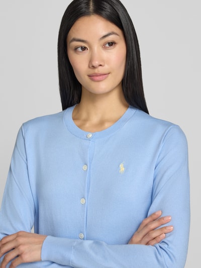 Frauenmodel trägt Regular Fit Strickjacke aus Baumwoll-Mix von Polo Ralph Lauren in Optik: Unifarben, Logo-Stitching, Feinstrick, Nahaufnahme Oberkörper.