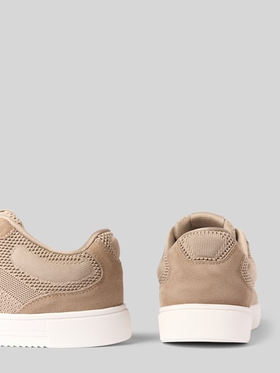 Productfoto, beige sneakers van rundleer met witte zool, structuur van mesh en suède, heren Sneaker uit de Marc O'Polo collectie.