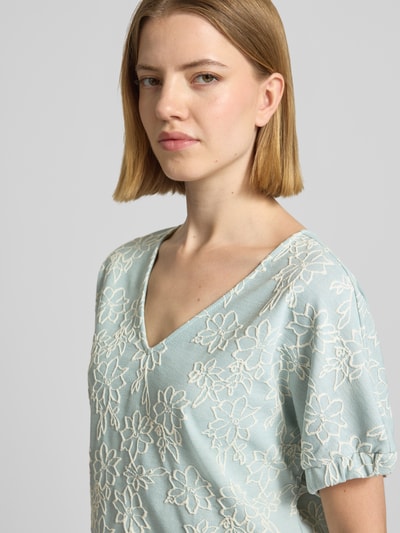 Frauenmodel trägt T-Shirt im Allover-Look mit V-Ausschnitt von Zero, hellblau mit floralen Stickereien, Material-Mix mit Viskose-Anteil, Regular-Fit, Nahaufnahme Oberkörper.