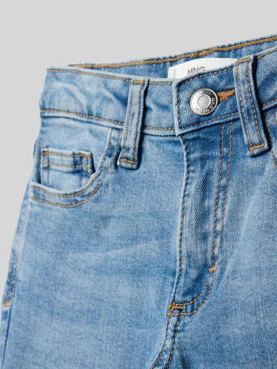 Mango Slim Fit Jeans mit Logo-Patch Hellblau 2