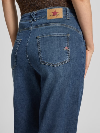 Frauenmodel trägt Loose Fit Jeans im 5-Pocket-Design Modell 'Studio Pants 406' von Buena Vista aus Baumwoll-Mix mit Stretch-Anteil, Detailaufnahme Rückansicht.