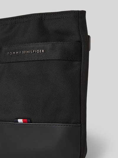 Tommy Hilfiger Umhängetasche Label-Schriftzug aus Metall Black 3