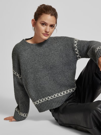 Only Sweter z dzianiny o kroju regular fit z prążkowanymi wykończeniami model ‘AMANDA’ Antracytowy melanż 3