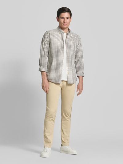 Männermodel trägt Regular Fit Hose mit Eingrifftaschen Modell 'Lyon' von Pierre Cardin aus Baumwoll-Elasthan-Mix, Hellbeige, Ganzkörperansicht von vorne, Bundweite bei Größe 32/32: 41 cm, Innenbeinlänge bei Größe 32/32: 80 cm.