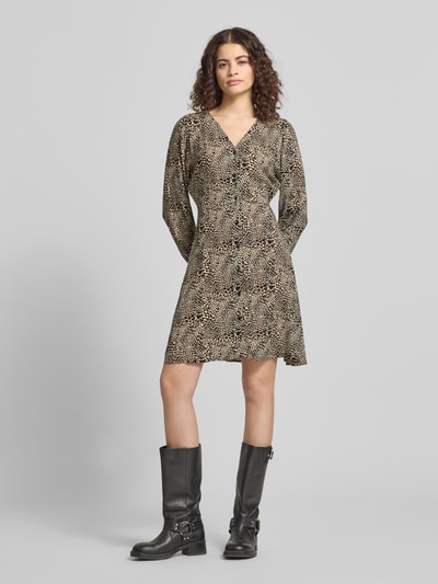 Vrouwenmodel draagt Tailliertes Freizeitkleid aus reiner Viskose Modell 'EVIDA' van Only met all-over motief, getailleerd, minilengte, v-hals, knoopsluiting, lange ballonmouwen met knoop en oog, materiaal: zuiver viscose, volledig te zien van voren