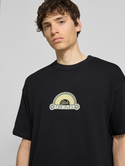 Männermodel trägt T-Shirt mit Label-Print und Rundhalsausschnitt von Jack & Jones, Reine Baumwolle, Regular-Fit, Nahaufnahme Oberkörper.