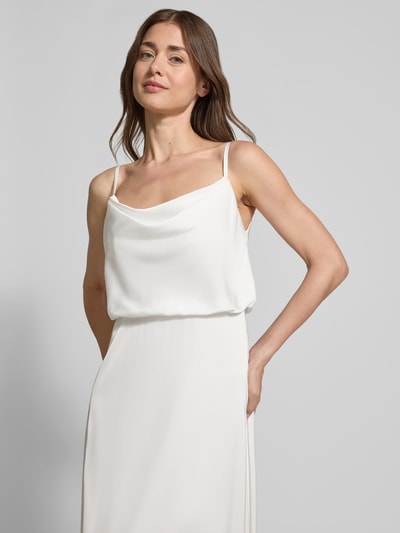 Frauenmodel trägt Abendkleid aus Satin mit Spaghettiträgern von Hey Kyla, Tailliert, Nahtreißverschluss, Nahaufnahme Oberkörper.