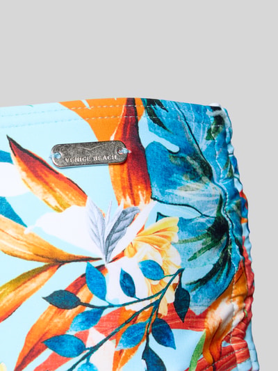 Nahaufnahme Produktfoto, kräftige Töne, florale Muster, glatte Textur, Bikini-Slip mit seitlichen Raffungen Modell 'Caru' von VENICE BEACH, Material-Mix mit Stretch-Anteil, Allover-Look, körpernahe Passform