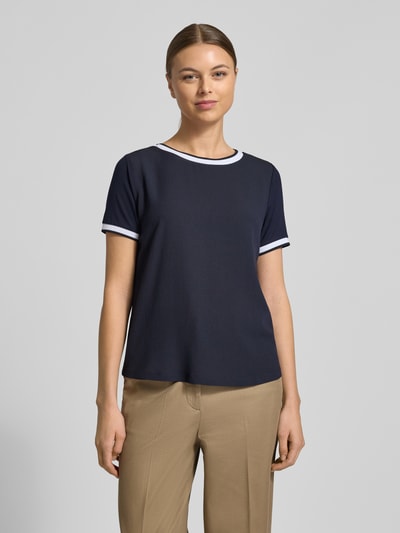 Vrouwenmodel draagt Regular Fit T-Shirt aus Viskose-Mix van More & More, elastische viscosemix, ronde hals, korte mouwen, ruglengte 57 cm, frontale halve lichaamsopname.