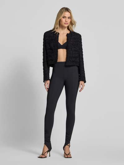 Vrouwenmodel draagt Leggings met elastische band van Iro in zwart, elastische materiaalmix, high waist, voetlus, slim fit, Ganzkörperansicht von vorne.