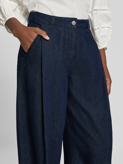 Vrouwenmodel draagt Wide Leg Jeans met Steekzakken van Luisa Cerano in donkerblauw, knoop- en ritssluiting, detailopname heup. Dames jeans, maat 36: bandwijdte 37 cm, binnenbeenlengte 81 cm.