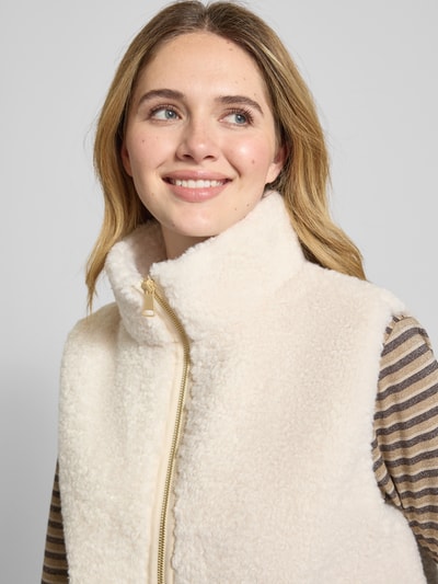 Frauenmodel trägt Regular Fit Weste mit Reißverschluss von s.Oliver RED LABEL, Optik: Unifarben, Materialverarbeitung: Teddyfell, Nahaufnahme Oberkörper.
